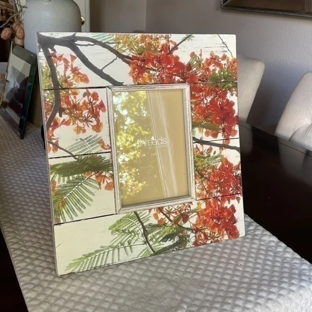 Threads Saks fifth avenue, 5 x 7 picture frame fall leaves wooden